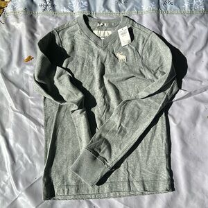 NWT- Abercrombie Kids boys size large v-neck sweatshirt